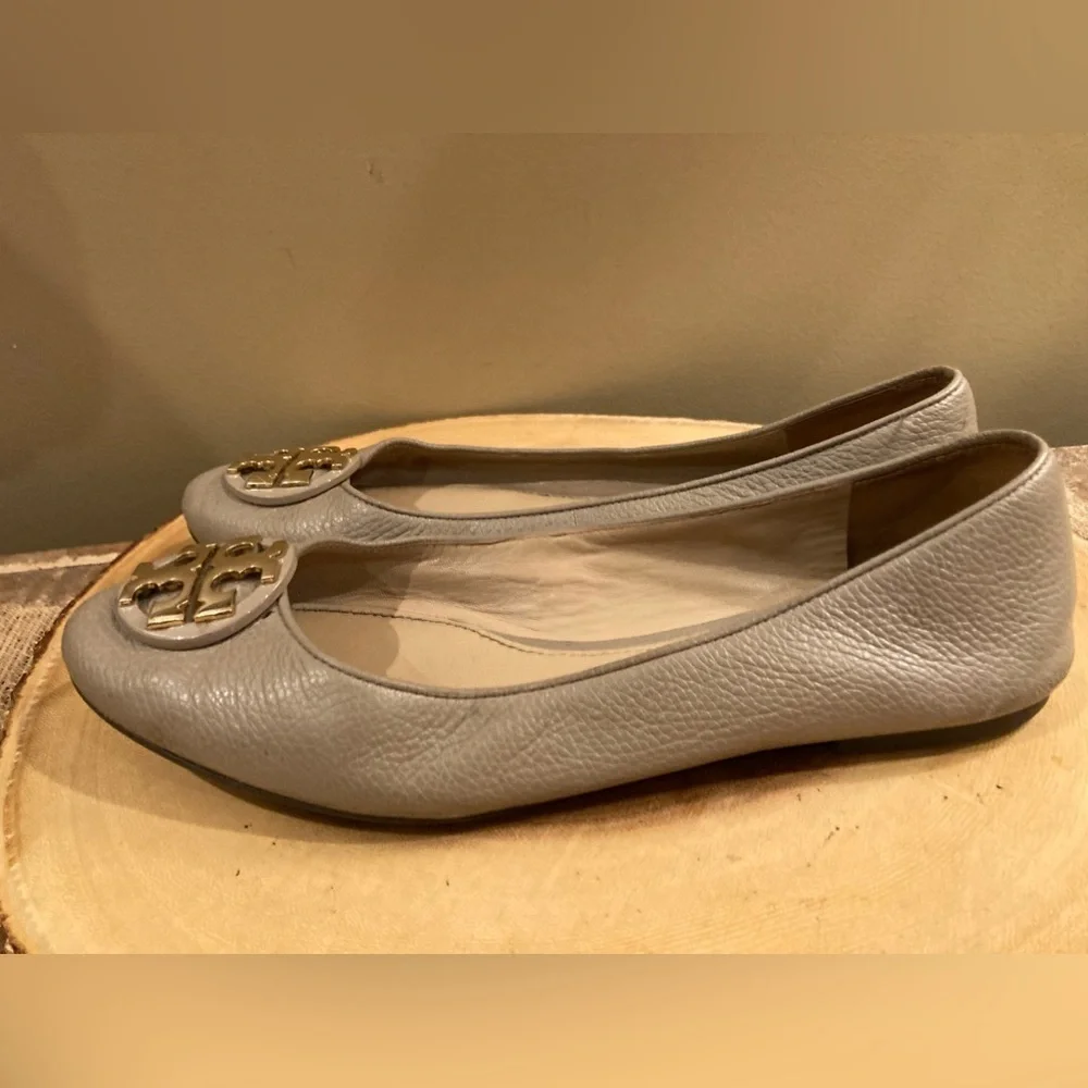 TORY BURCH Claire Ballet Flat Tumbled Leather Grey Slip On Logo Gold Flats‎ 8M